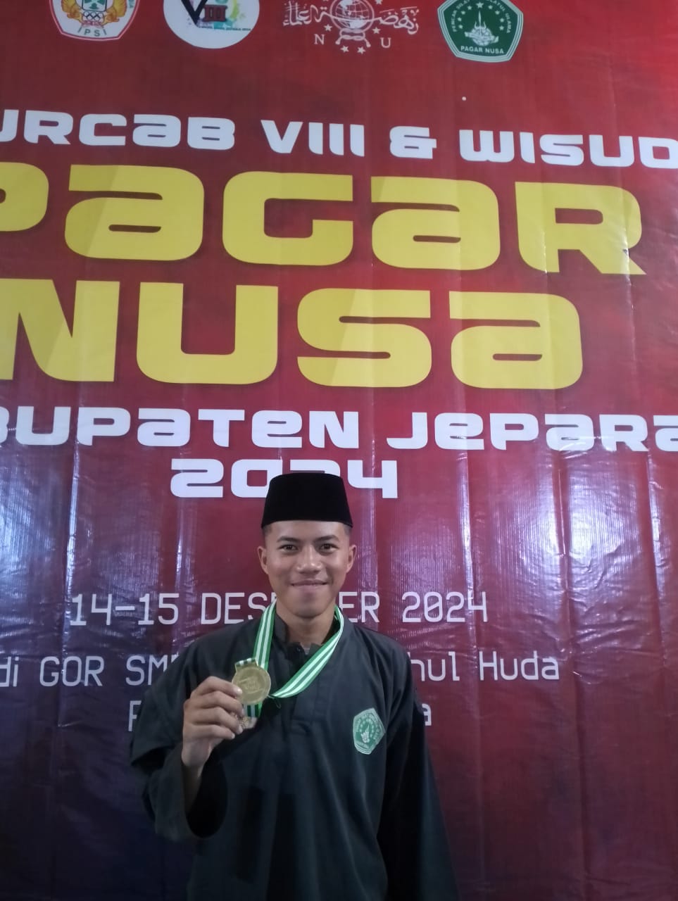 Ferdinan Dini memegang medali emas